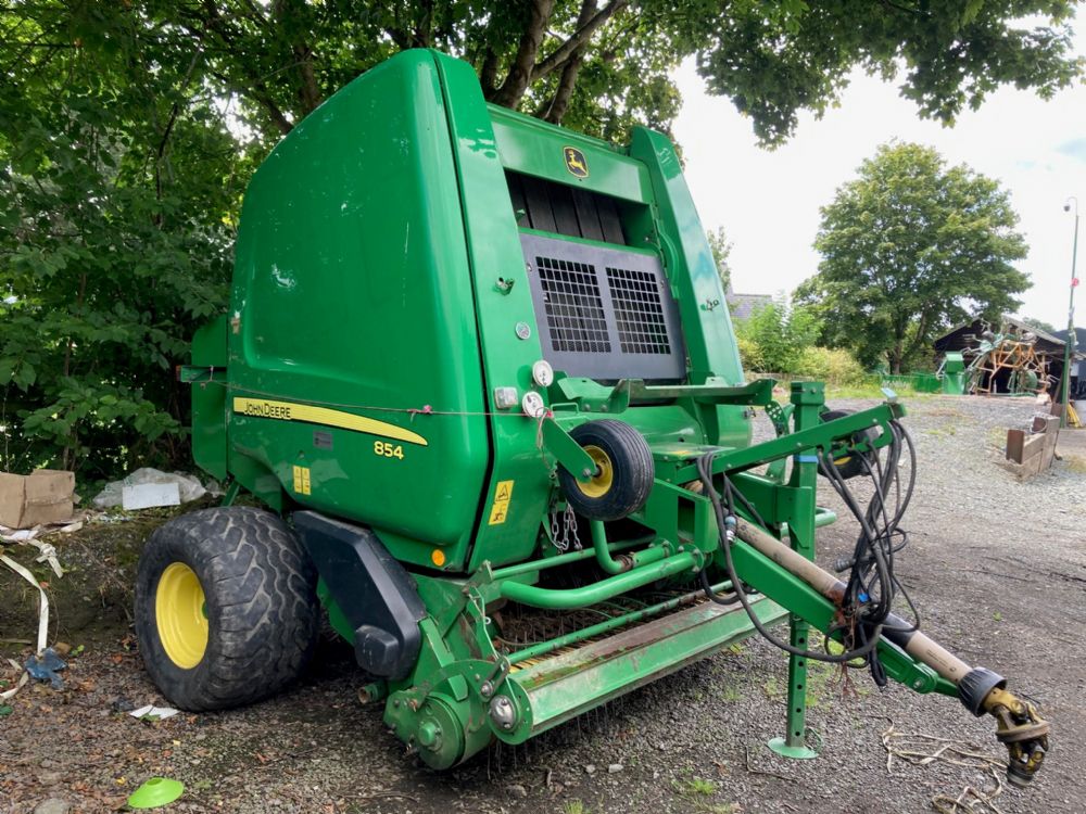 John Deere 854 Round Baler